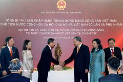 Le secrétaire général du Parti communiste du Vietnam et président de la République, Tô Lâm, offre une statue du Président Hô Chi Minh à l’Ambassade du Vietnam à Singapour. Photo : VNA.
