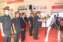 Des représentants des forces armées des provinces du sud du Laos ont déposé des fleurs lors de la cérémonie. (Photo : VNA)