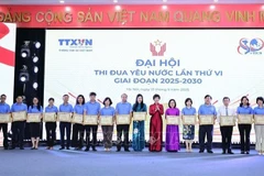 La directrice générale de l'Agence vietnamienne d'Information, Vu Viet Trang, remet des certificats de mérite aux personnes ayant accompli des réalisations exceptionnelles dans le mouvement d'émulation pour la période 2020-2025. (Photo : VNA)