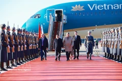 La cérémonie officielle d’accueil du Premier ministre Pham Minh Chinh s’est tenue solennellement à l’aéroport international Vnukovo 2. Photo : VNA