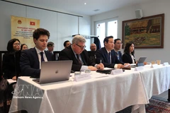 Des délégués participent à un séminaire à la Mission permanente du Vietnam à Genève. Photo : VNA