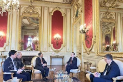 Le préfet des Bouches-du-Rhône, Jacques Witkowski, reçoit l’ambassadeur du Vietnam en visite de travail dans la localité. Photo : VNA