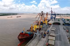Navire transportant des marchandises destinées à l’exportation au port de Tan Vu, à Hai Phong. Photo : VNA