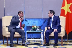 Le Premier ministre Pham Minh Chinh (droite) rencontre Tony Fernandes, fondateur et PDG de Capital A. Photo : VNA