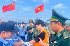 Remise aux autorités chinoises de ressortissants chinois ayant enfreint la législation vietnamienne. Photo : VNA
