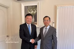 Francis Wong OAM (à gauche), président du Forum d’affaires Australie–ASEAN (AABF), lors d’une rencontre de travail avec l’ambassadeur du Vietnam en Australie, Pham Hung Tam. Photo : VNA