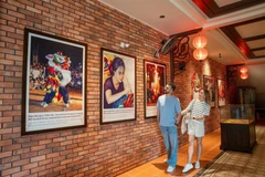 Des touristes au musée. Photo : VNA