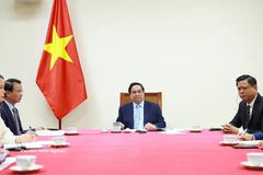 Le Premier ministre Pham Minh Chinh (Centre) s’entretient par téléphone avec le remier ministre et ministre des Affaires étrangères de l’État du Qatar, Sheikh Mohammed bin Abdulrahman bin Jasim Al-Thani. Photo : VNA
