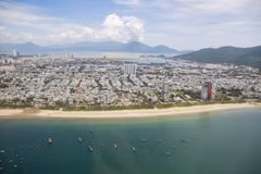 La plage de Da Nang met en avant son potentiel en matière d'investissement, de tourisme, de commerce, d'industries de haute technologie et de développement de villes intelligentes et écologiques dans le cadre du Plan directeur 2050-2075. Photo : Việt Nam Helicopter