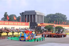 La délégation représentant les 54 groupes ethniques du Vietnam défile devant la tribune. (Photo : VNA)