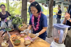 Un en-cas traditionnel préparé au Dubua Café, une destination de bien-être emblématique de la Thaïlande, située dans la province de Nakhon Pathom. Photo : VNA