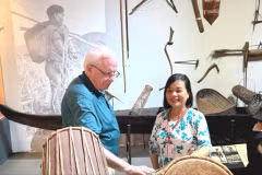 Robert Ambrose Connor visite le Musée d'histoire de Hô Chi Minh-Ville. Photo : Journal Saigon Giai Phong