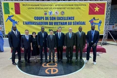 L'ambassadeur du Vietnam en Algérie et au Sénégal, Tran Quoc Khanh (au centre), sur une photo de groupe lors de la récente Coupe annuelle de Vovinam des ambassadeurs organisée au Sénégal. (Photo : VNA)