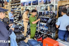 Le groupe intersectoriel d’An Giang saisit une importante quantité de marchandises d’origine non identifiée dans un magasin du centre-ville de Long Xuyên. Photo : VNA