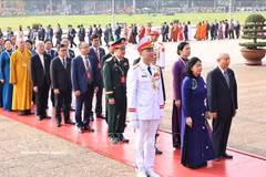Dans la matinée du 11 mai, les délégués participant au 11e Congrès national du Front de la Patrie du Vietnam, se rendent au Mausolée du Président Hô Chi Minh. Photo : VNA