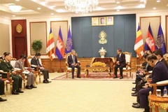 Le président du Sénat cambodgien et président du Parti du peuple cambodgien (PPC), Samdech Techo Hun Sen (droite) reçoit l'ambassadeur du Vietnam nouvellement accrédité au Cambodge, Nguyen Minh Vu. Photo : VNA