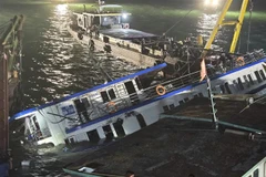 Le bateau touristique Vinh Xanh 58, qui a chaviré, a été récupéré et remorqué jusqu'à la côte le 20 juillet pour une enquête plus approfondie. (Photo : VNA)