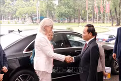 La Gouverneure générale australienne Sam Mostyn et Tran Luu Quang, secrétaire du Comité du Parti de Hô Chi Minh-Ville. Photo : VNA