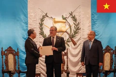 L’ambassadeur du Vietnam au Mexique, accrédité concurremment au Guatemala, Nguyen Van Hai, a solennellement présenté, le 16 janvier (heure locale), les lettres de créance du président vietnamien Luong Cuong au président guatémaltèque Bernardo Arévalo. Photo : VNA