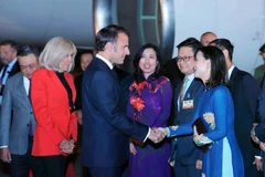 e président français Emmanuel Macron et son épouse sont arrivés à Hanoï dimanche soir 25 mai, entamant une visite d'État de trois jours au Vietnam à l'invitation de son homologue vietnamien Luong Cuong. Photo : VNA