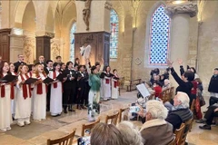 Le Comité de Villejuif pour le Village de l’Amitié de Van Canh (Comité de Villejuif), situé dans le département du Val-de-Marne, a organisé le 26 octobre un concert intitulé « Chants et danses du Vietnam » à l’église Saint-Cyr–Sainte-Julitte. Photo : VNA