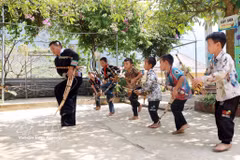Des artisans enseignent la danse et le khèn Hmong aux élèves de l’École primaire semi-internat pour minorités ethniques de la commune de Ta Mung (Lai Chau). Photo d'illustration : VNA