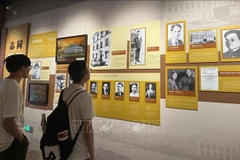 Des visiteurs lors de l'exposition. Photo : VNA