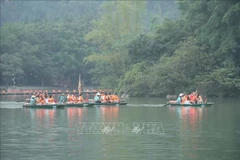 Des touristes visitent le site écotouristique de Tràng An au premier jour de l’An 2026. Photo : VNA