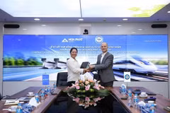 Des représentants du groupe Hoa Phat et de TÜV SÜD Rail GmbH signent l'accord. (Photo : Hoa Phat Group)