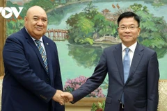 Le vice-Premier ministre Le Thanh Long (droite) et le Dr Saia Ma'u Piukala, directrice de la région Pacifique occidental de l'Organisation mondiale de la Santé. Photo : VNA