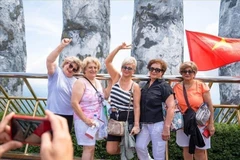 Des touristes étrangers visitent le Pont d'Or à Da Nang. Photo : VNA