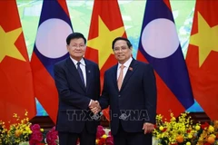 Le Premier ministre Pham Minh Chinh (VNA) et le secrétaire général du Parti révolutionnaire populaire et président du Laos, Thongloun Sisoulith. Photo : VNA
