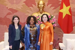 La vice-présidente de l’Assemblée nationale, Nguyên Thi Thanh, a reçu mardi, 4 mars, à Hanoï Caroline Nyamayemombe,, eprésentante en chef de l’ONU Femmes au Vietnam, et Michaela Bauer, représentante adjointe de l’UNICEF au Vietnam. Photo : VNA