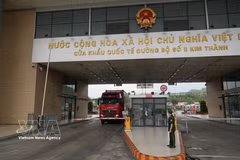 Des camions transportant des marchandises vietnamiennes franchissent le poste-frontière international de Lào Cai. Photo : VNA