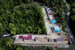 Vue aérienne des travaux de construction du projet d'infrastructure du village des pêcheurs rouges et blancs (KNMP) dans le village de Sumare, à Mamuju, dans l'ouest de Sulawesi, en Indonésie (Photo : Antara)