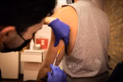Personnel de santé administrant un vaccin contre la variole du singe à des habitants. Photo d’archives : Xinhua/VNA.