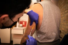 Personnel de santé administrant un vaccin contre la variole du singe à des habitants. Photo d’archives : Xinhua/VNA.
