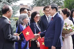 Le président de l'Assemblée nationale, Tran Thanh Man, et son épouse, Nguyen Thi Thanh Nga, ont rencontré la communauté vietnamienne en Suisse le 27 juillet (heure locale) à Genève. Photo : VNA