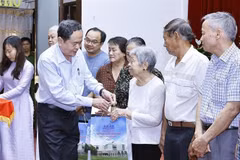 Le président de l’AN Tran Thanh Man offre des cadeaux aux ménages défavorisés et aux travailleurs à Cân Tho. Photo : VNA