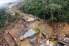 Un pont détruit par des inondations provoquées par de fortes pluies à Aceh, en Indonésie, le 9 décembre 2025. (Photo d’archives : Xinhua/VNA)