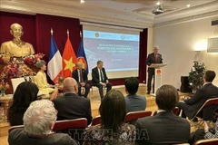 Table ronde avec des entreprises francophones intéressées à investir et à faire des affaires au Vietnam, Paris, 14 mai. (Photo : VNA) 