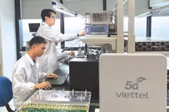 Des ingénieurs de Viettel High Tech dans un laboratoire de recherche produit. Photo courtoisie de Viettel. Photo : VNS