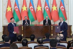 Le président azerbaïdjanais Ilham Aliyev et le secrétaire général du Parti communiste du Vietnam, Tô Lâm, assistent à l’échange de documents de coopération. Photo : VNA
