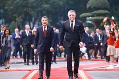Le Premier ministre vietnamien Lê Minh Hung (gauche) préside, dans la matinée du 13 avril, au Palais présidentiel, la cérémonie d’accueil officiel du Premier ministre de la République slovaque, Robert Fico, en visite officielle au Vietnam. Photo : VNA