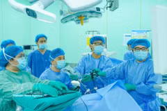 Chirurgie d’un cancer rectal sur une patiente indonésienne à Hô Chi Minh-Ville. Photo : VNA