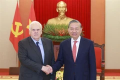 Le secrétaire général du Parti communiste du Vietnam Tô Lâm (droite) et Frederick W. Smith, fondateur et président-directeur général du groupe FedEx. Photo : VNA