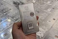 Au Vietnam, le prix de l'argent en lingots a même atteint 111 millions de dôngs (4 200 dollars américains) le kilogramme, témoignant d'un intérêt croissant de la part des particuliers et des investisseurs. Photo vietnmanet.vn