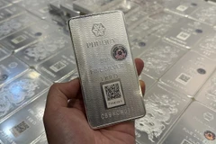 Au Vietnam, le prix de l'argent en lingots a même atteint 111 millions de dôngs (4 200 dollars américains) le kilogramme, témoignant d'un intérêt croissant de la part des particuliers et des investisseurs. Photo vietnmanet.vn