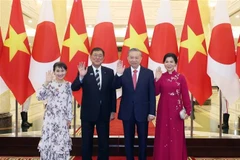Le secrétaire général du Parti communiste du Vietnam To Lam (deuxième à droite) et son épouse accueillent le Premier ministre japonais Ishiba Shigeru et son épouse à Hanoï le 27 avril. Photo : VNA