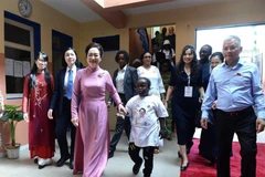 Nguyen Thi Thanh Nga, épouse du président de l'Assemblée nationale (AN), Tran Thanh Man, visite le centre ESTEL, qui prend en charge les enfants et les adolescents présentant une déficience intellectuelle, à Dakar, le 23 juin au matin (heure locale). (Photo : VNA)